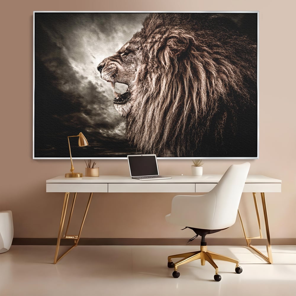 Tablou canvas cu tablou canvas cu leu racnind, in rama de aluminiu argintiu, pe perete intr-un birou